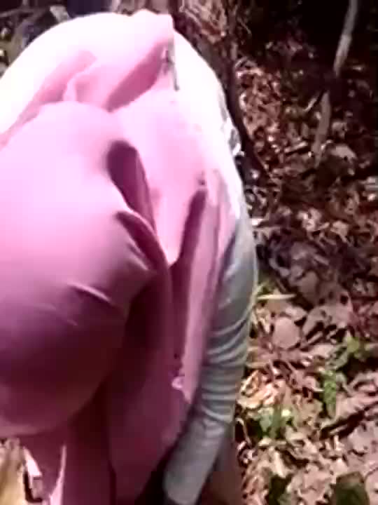 Video Scandal Jilbab Pink Di Hutan Jangan Rekam Mukaku | KingBokep